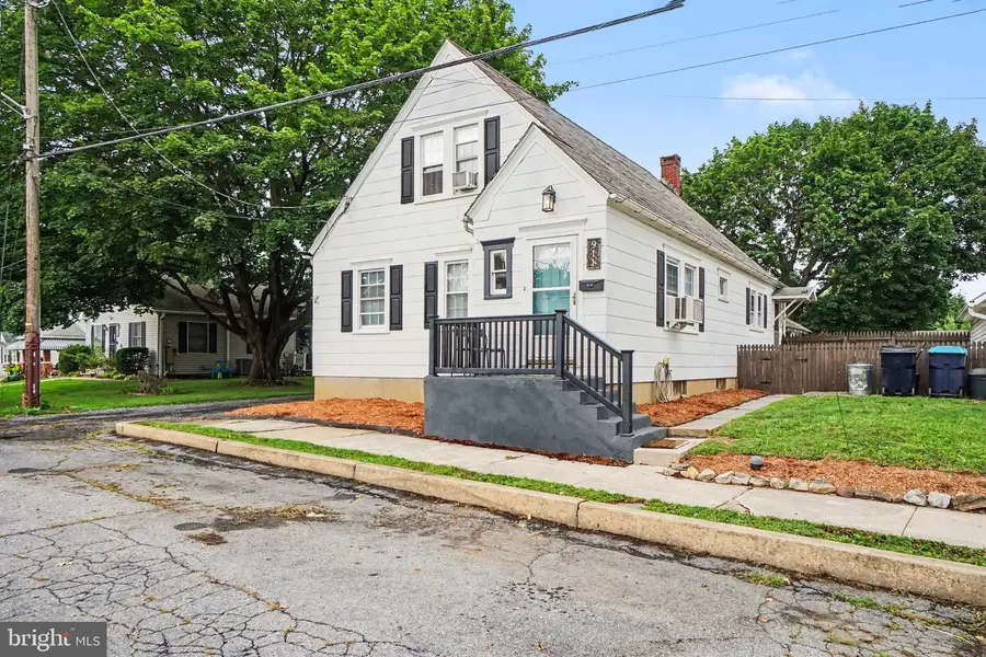 911 W Cherry St, Palmyra, PA 17078 - #3