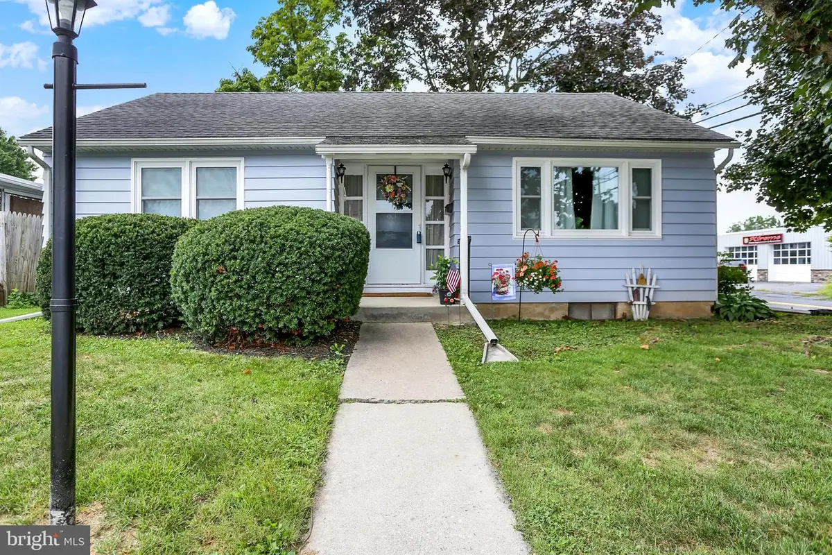 832 W Maple St, Palmyra, PA 17078 - #1