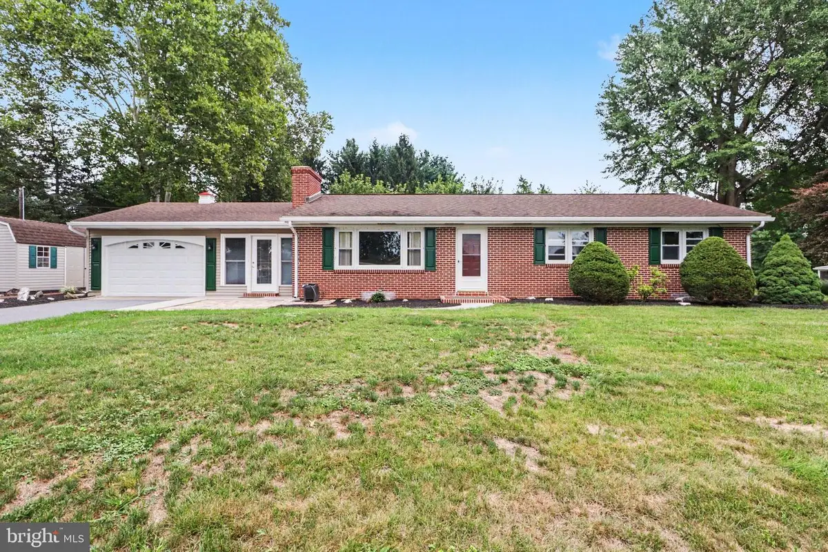 11 W Larch St, Annville, PA 17003 - #1