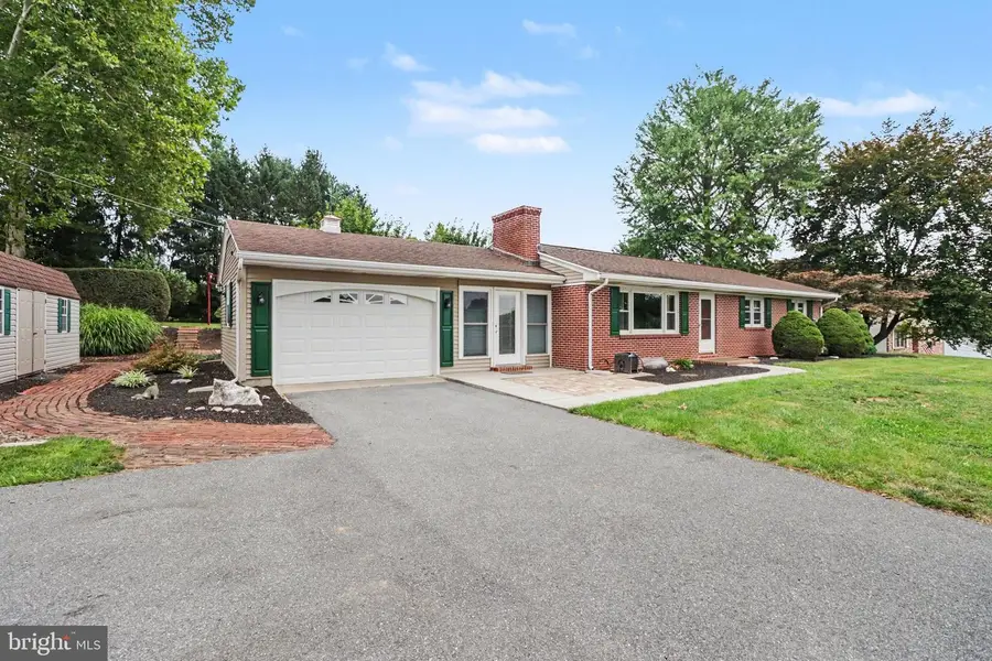 11 W Larch St, Annville, PA 17003 - #2