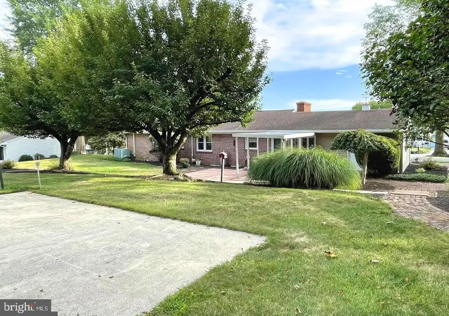 11 W Larch St, Annville, PA 17003 - #3
