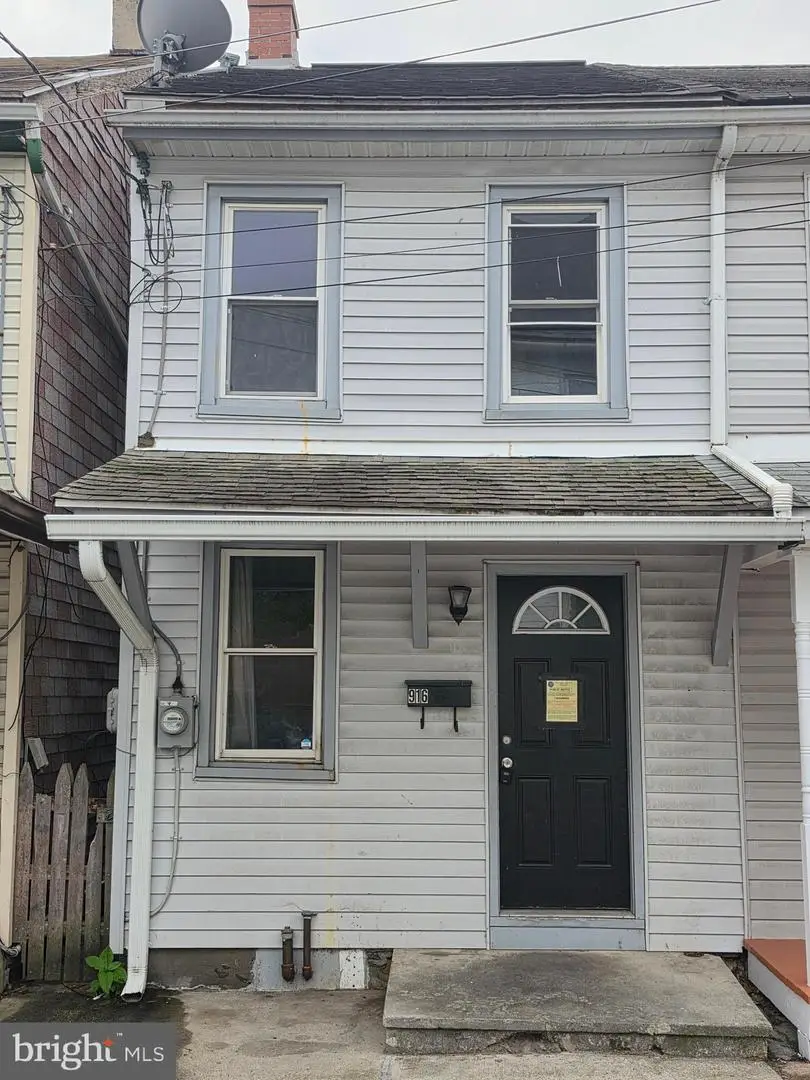 916 Elizabeth St, Lebanon, PA 17042 - #1