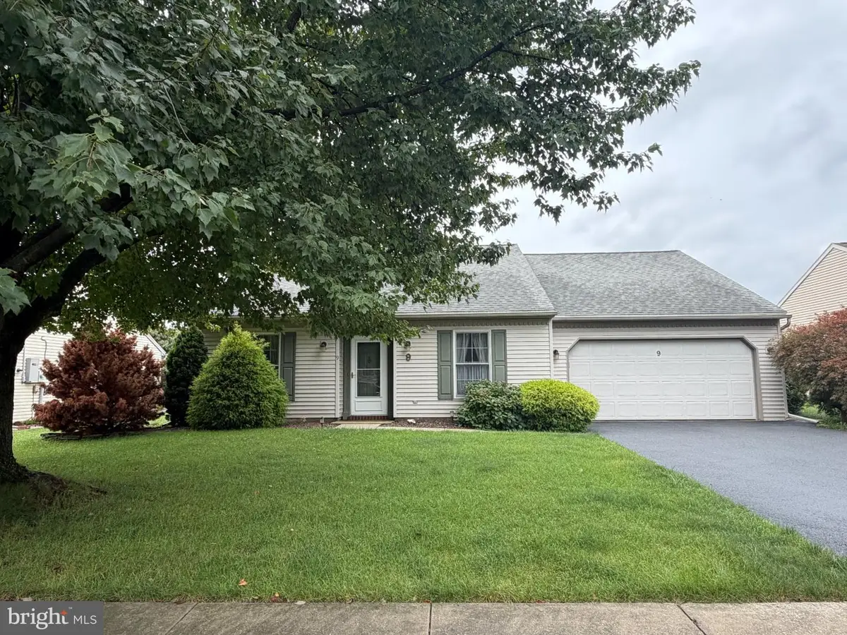 9 Lakeview Dr, Myerstown, PA 17067 - #1
