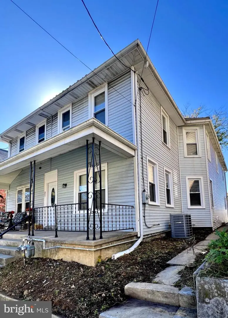 19 S College St, Schaefferstown, PA 17088 - #1