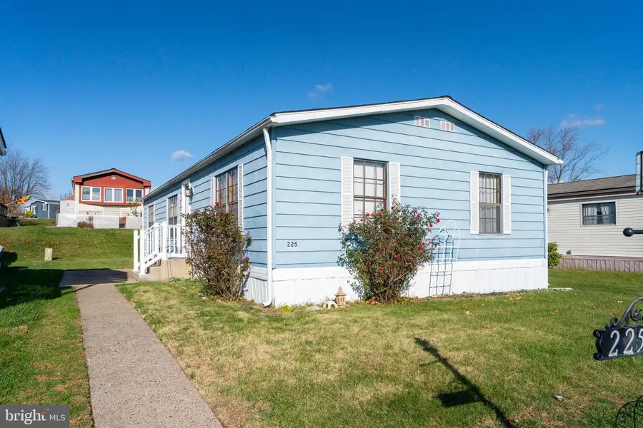 225 Cherrywood Ct, North Wales, PA 19454 - Image #2