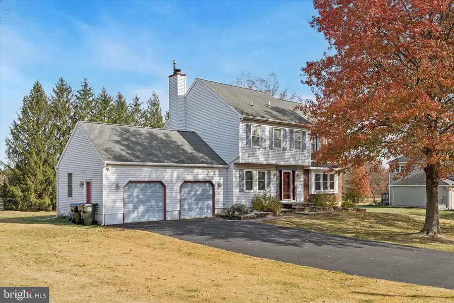 212 Hampton Cir, Gilbertsville, PA 19525 - Image #2