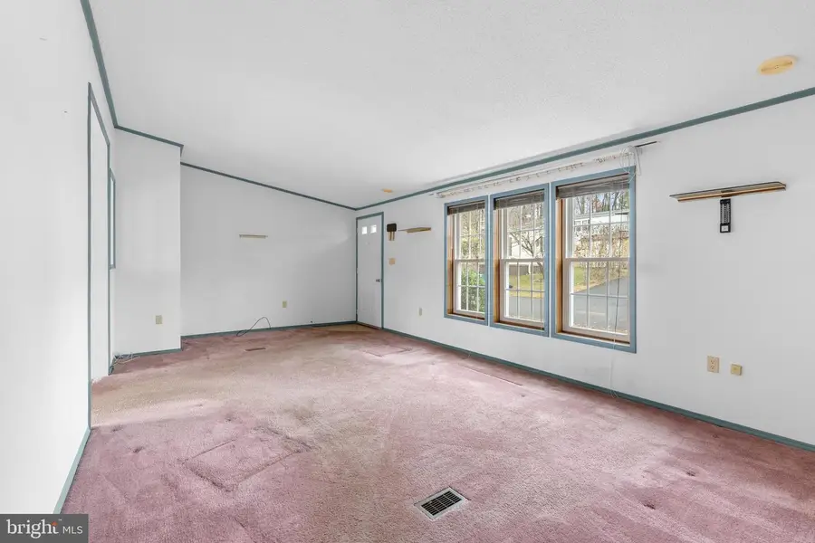 907 Lakeview Dr, Green Lane, PA 18054 - Image #3