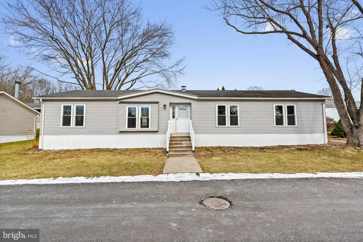 921 Lakeview Dr, Green Lane, PA 18054 - Image #1