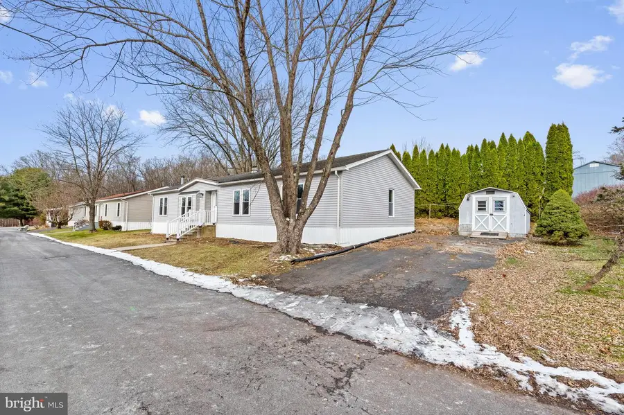 921 Lakeview Dr, Green Lane, PA 18054 - Image #3