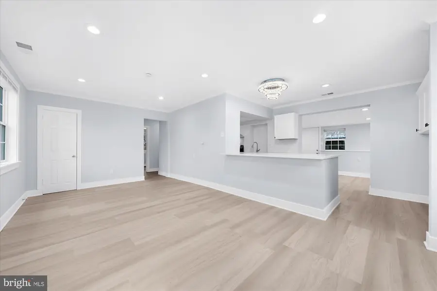 733 W County Line Rd, Hatboro, PA 19040 - Image #2