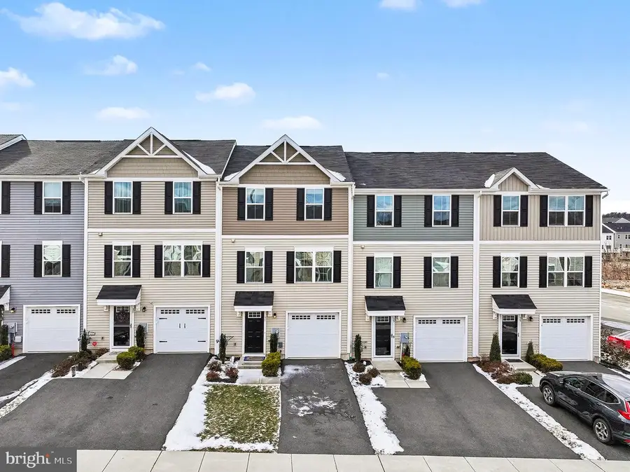 31 Foxwood Dr, Gilbertsville, PA 19525 - Image #2