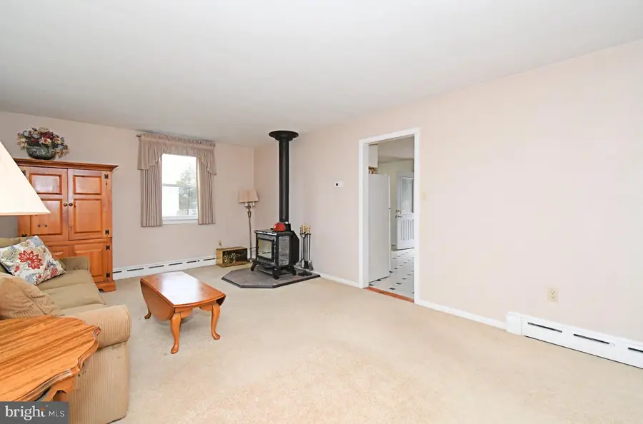 725 Mine Hill Rd, Schwenksville, PA 19473 - #2