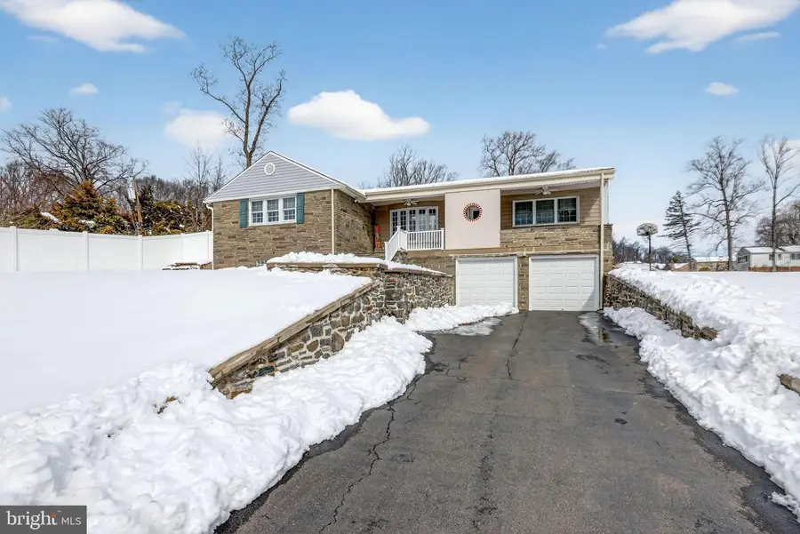 3206 Manor Rd, Huntingdon Valley, PA 19006 - #2