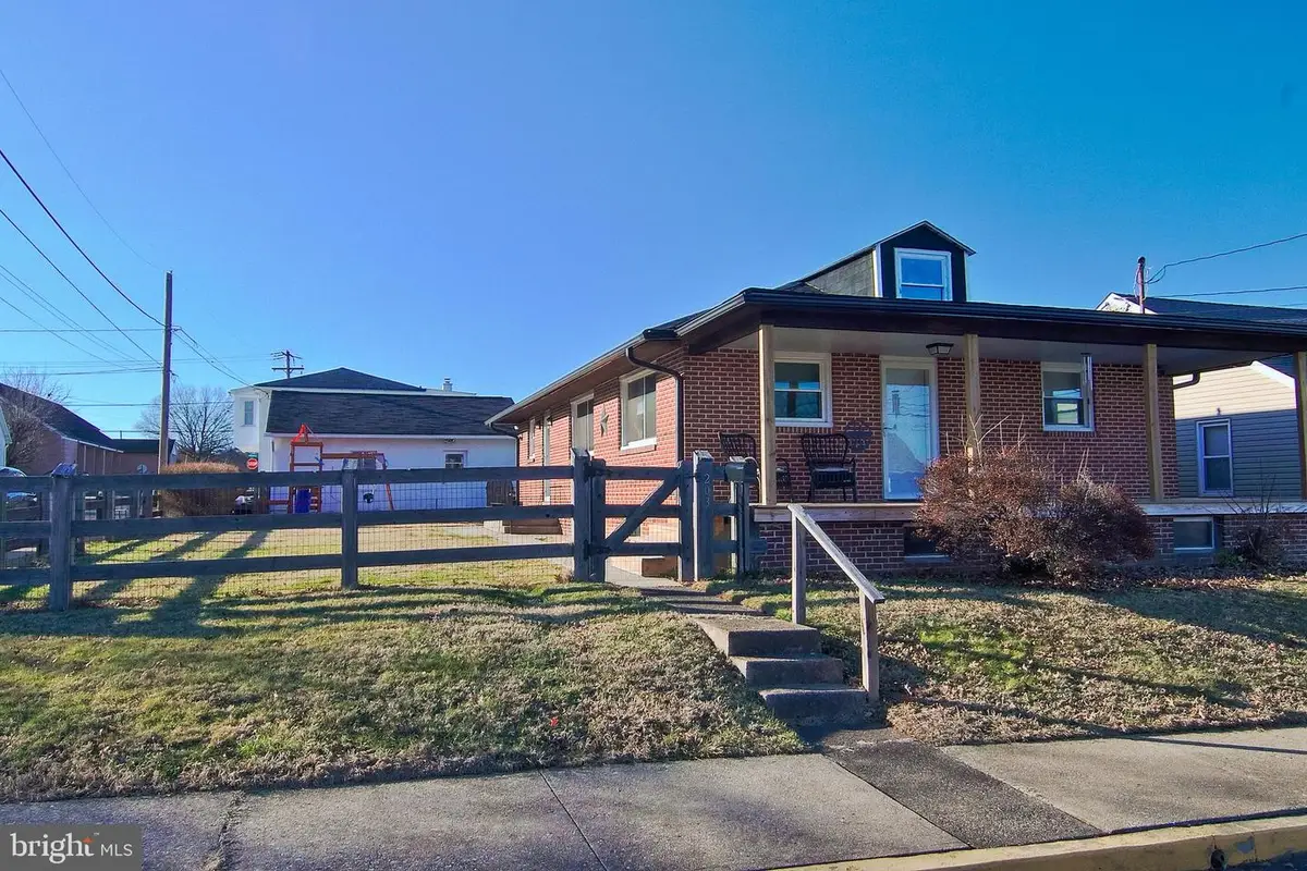 203 Lemon St, Pottstown, PA 19464 - #1