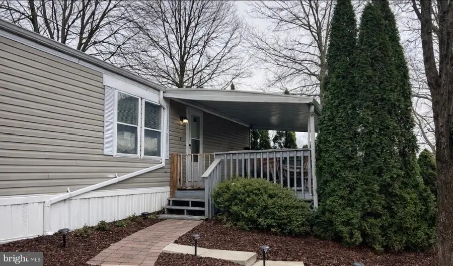 910 Lakeview Dr, Green Lane, PA 18054 - #2