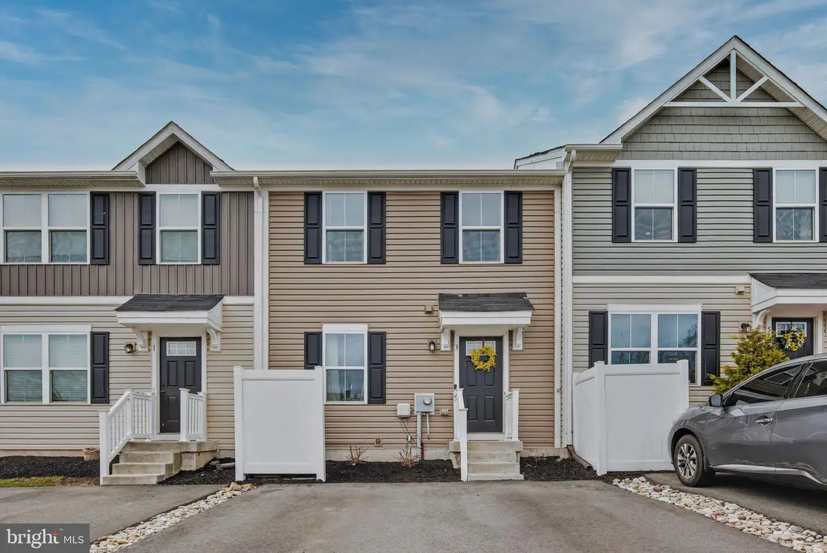 3 Castle Dr, Gilbertsville, PA 19525 - #1