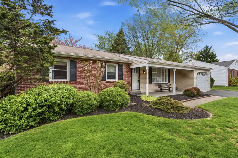 226 Silvestri Dr, Hatboro, PA 19040 - #3
