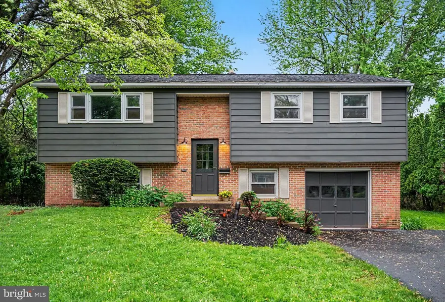 208 W 3rd St, Red Hill, PA 18076 - #2