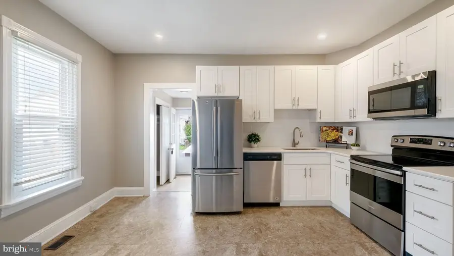 424 Walnut St, Lansdale, PA 19446 - #2