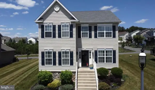 2114 Larkspur Ct, PENNSBURG, PA 18073