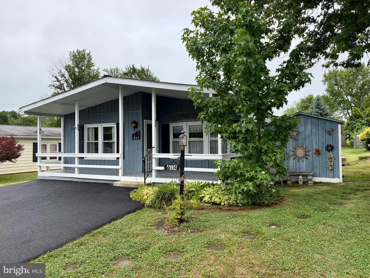 614 Stream View Dr, North Wales, PA 19454 - #1