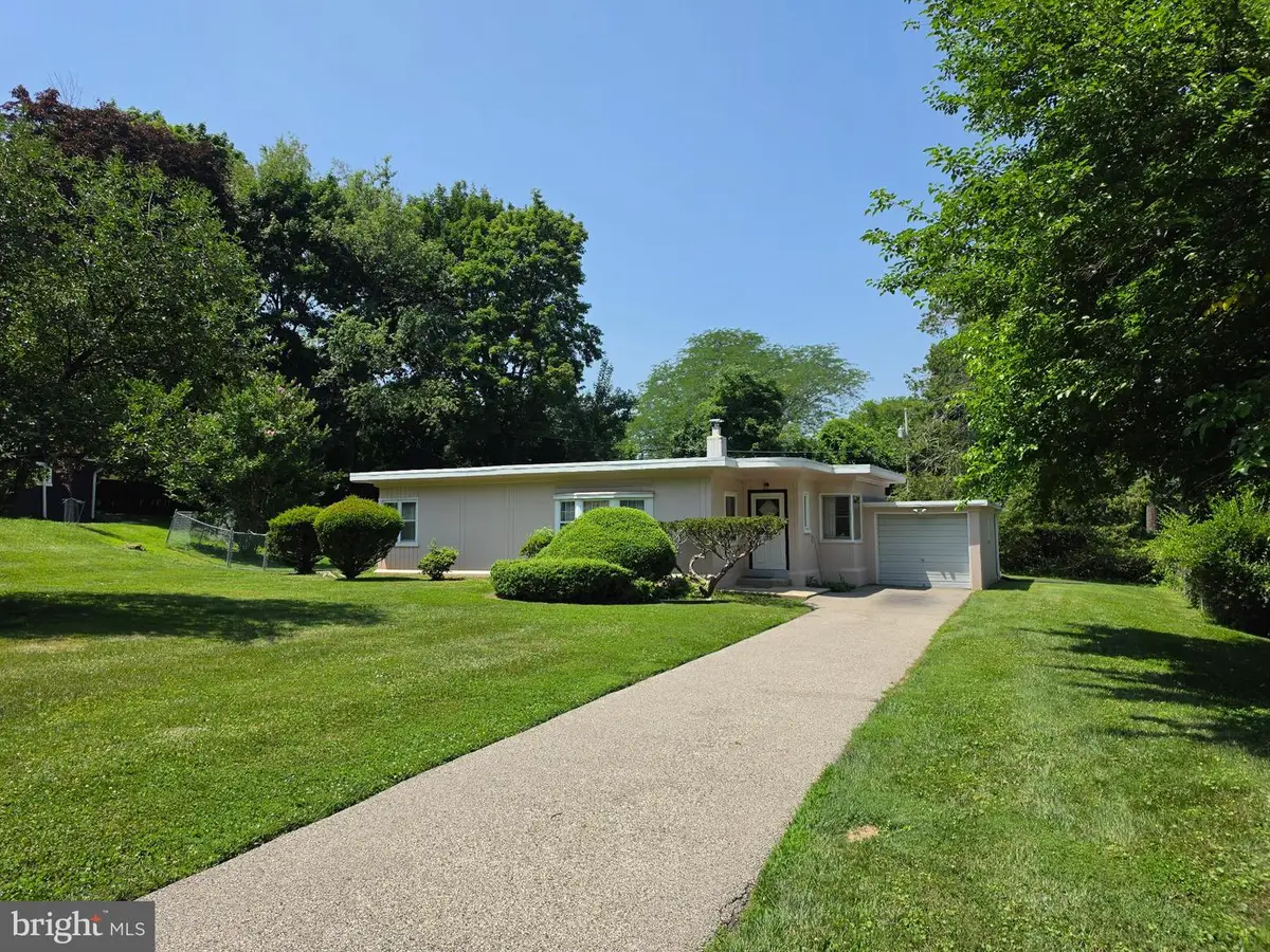 8202 Gladstone Rd, Glenside, PA 19038 - #1