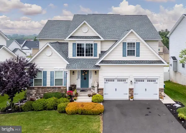 2216 Sunnyvale Dr, PENNSBURG, PA 18073