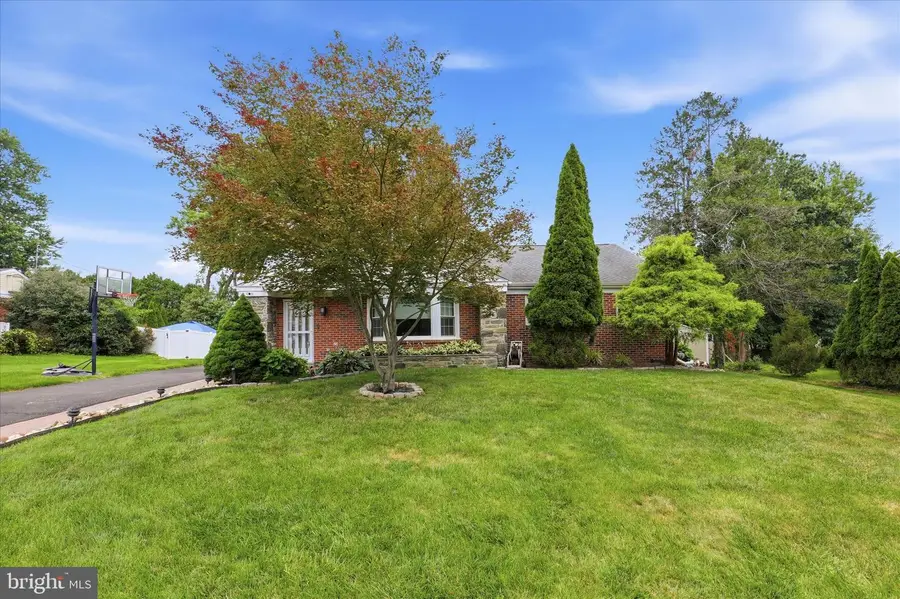 3155 Manor Rd, Huntingdon Valley, PA 19006 - #2