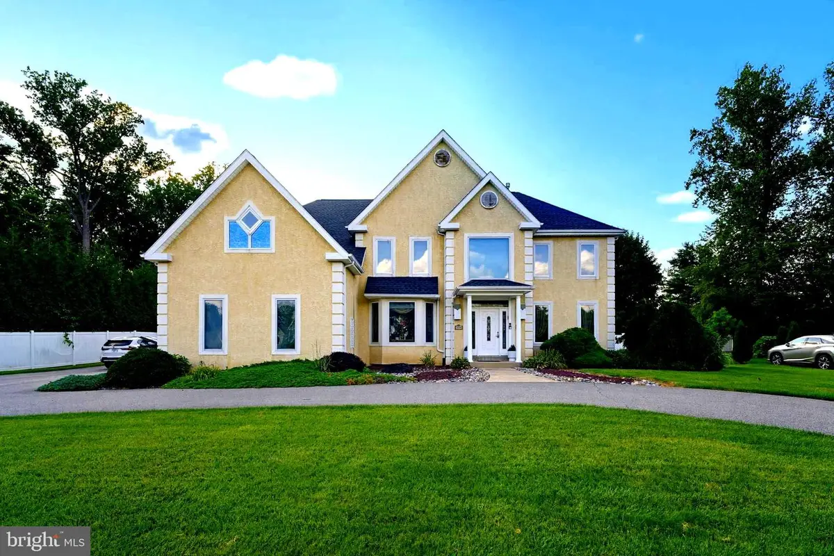 3930 Pond View Ln, Huntingdon Valley, PA 19006 - #1