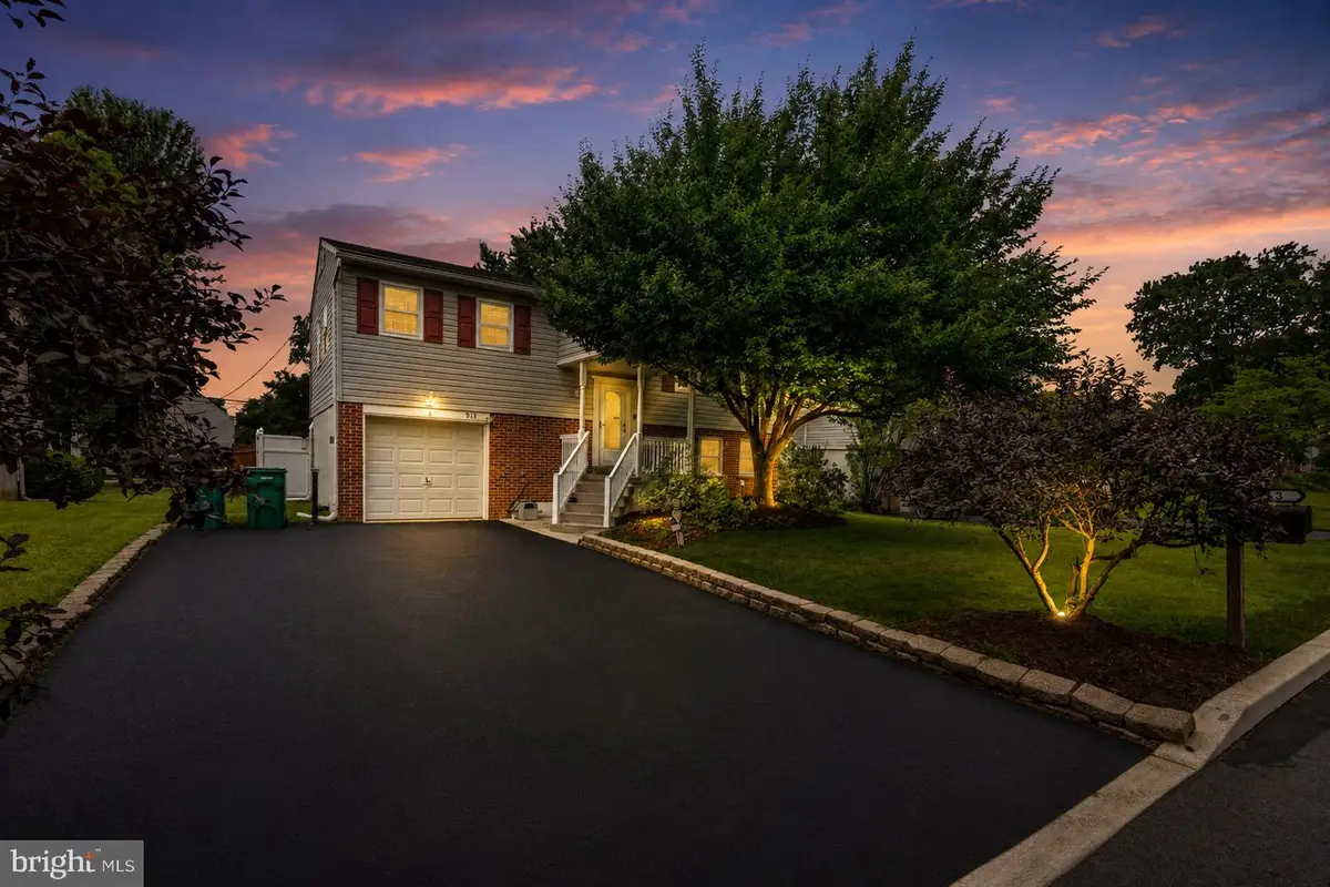 913 Seminary St, Pennsburg, PA 18073 - #1
