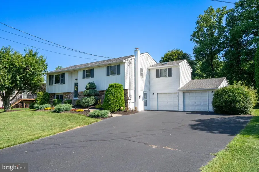2017 Adams Rd, East Greenville, PA 18041 - #2