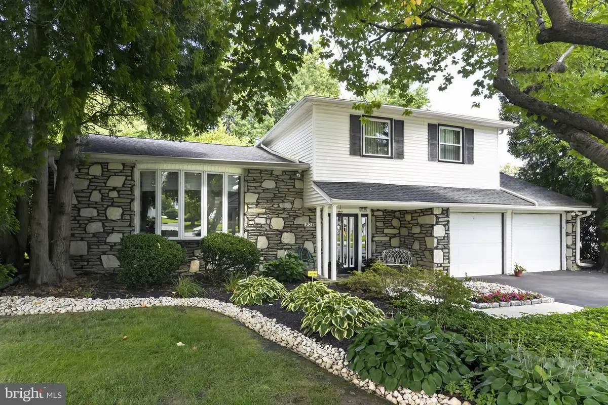 909 Warfield Ln, Huntingdon Valley, PA 19006 - #1