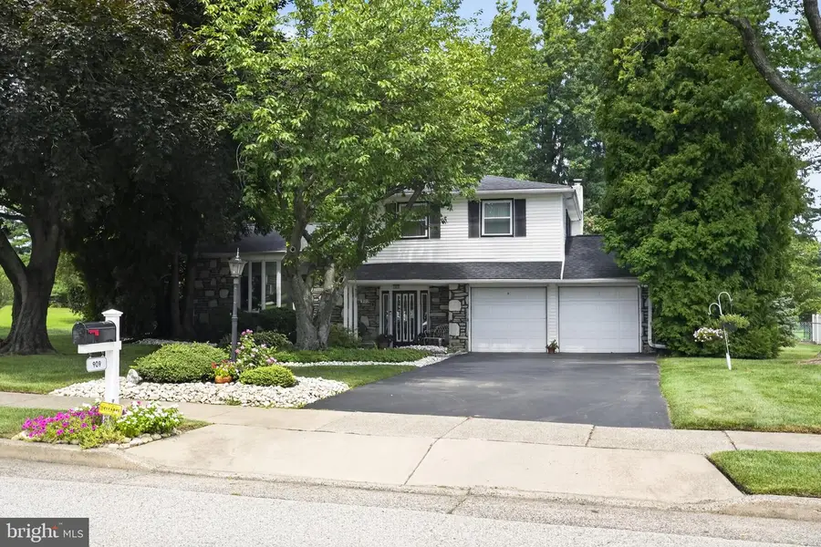 909 Warfield Ln, Huntingdon Valley, PA 19006 - #2