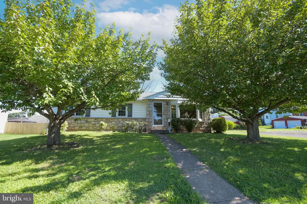 215 School Ln, Telford, PA 18969 - #1