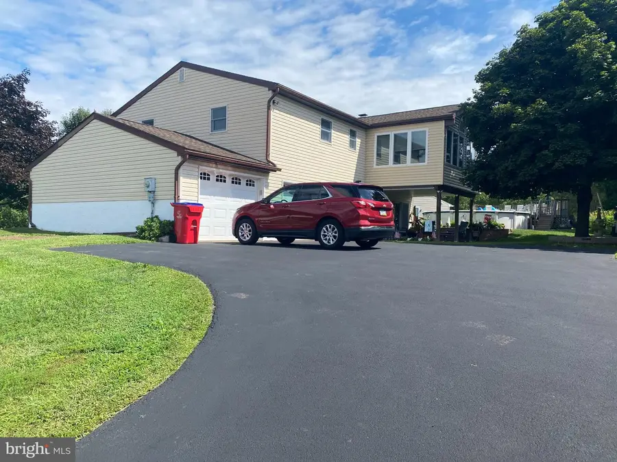3102 Duckworth Dr, Pottstown, PA 19464 - #2