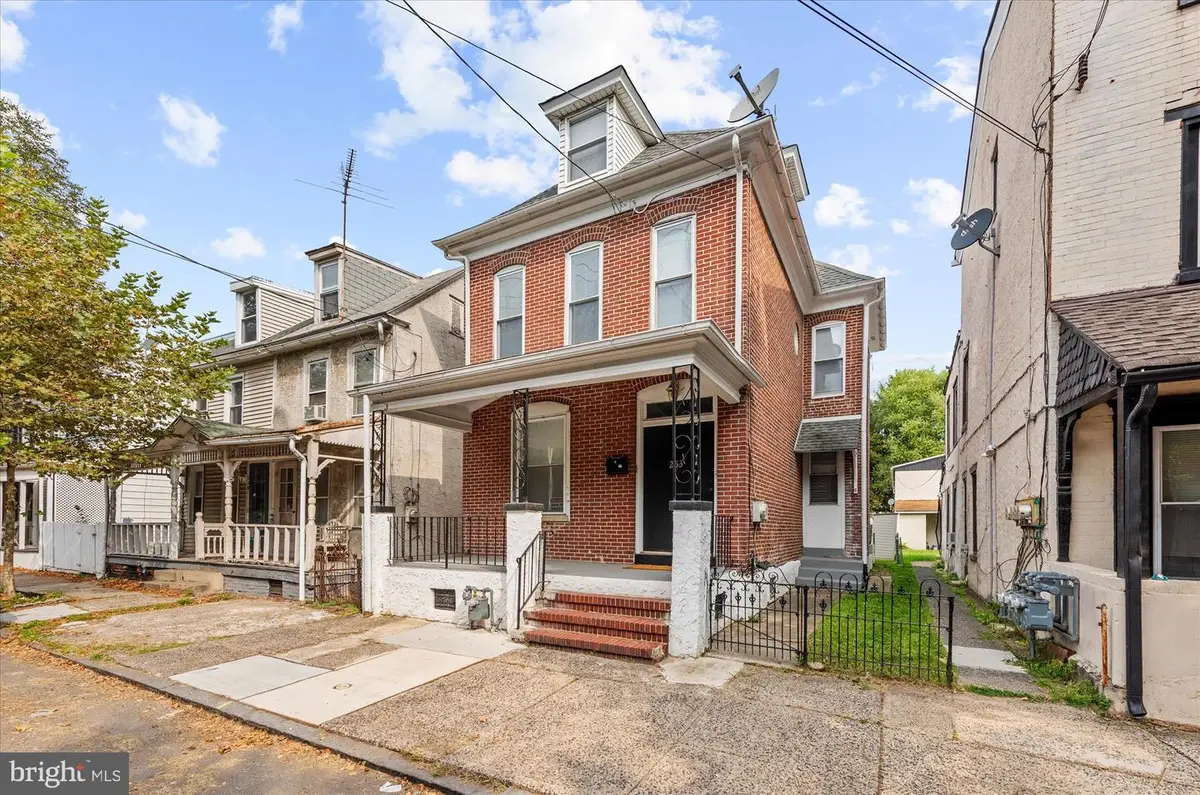 253 Beech St, Pottstown, PA 19464 - #1