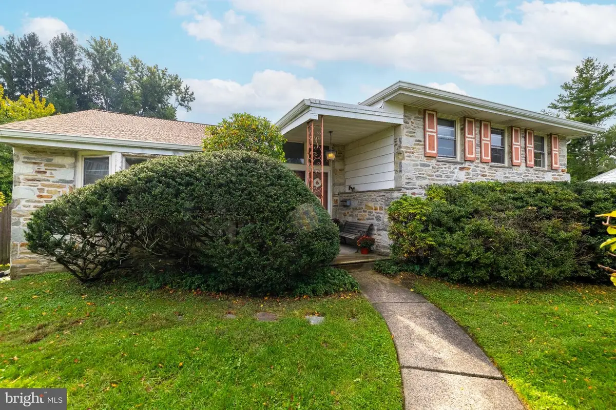 2004 Lodges Ln, Oreland, PA 19075 - #1