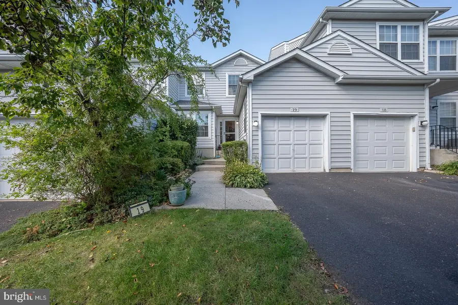 19 Victoria Cir, Collegeville, PA 19426 - #2