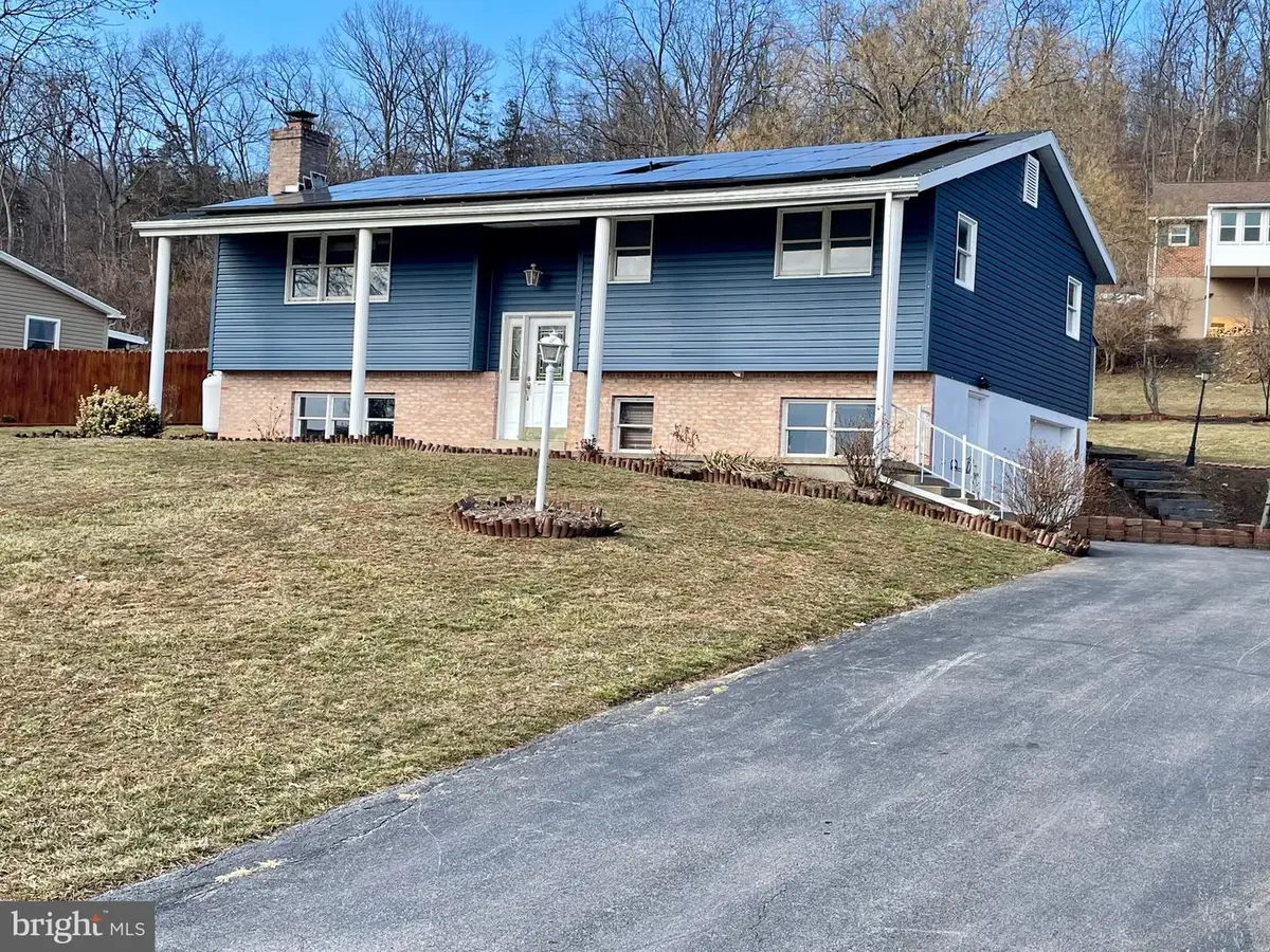 545 Summit Dr, Lewistown, PA 17044 - #1