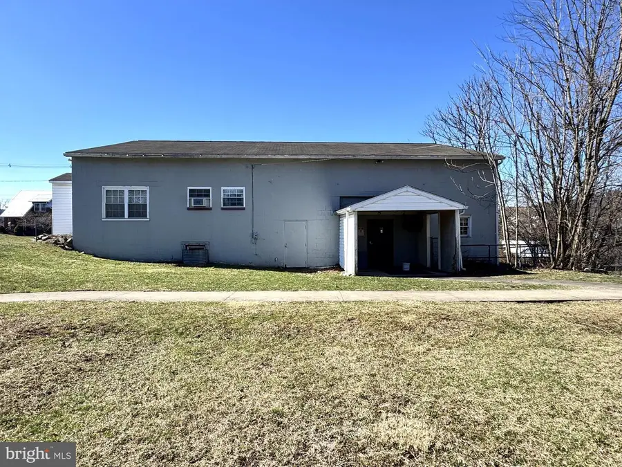 401 Yale St, Lewistown, PA 17044 - #2