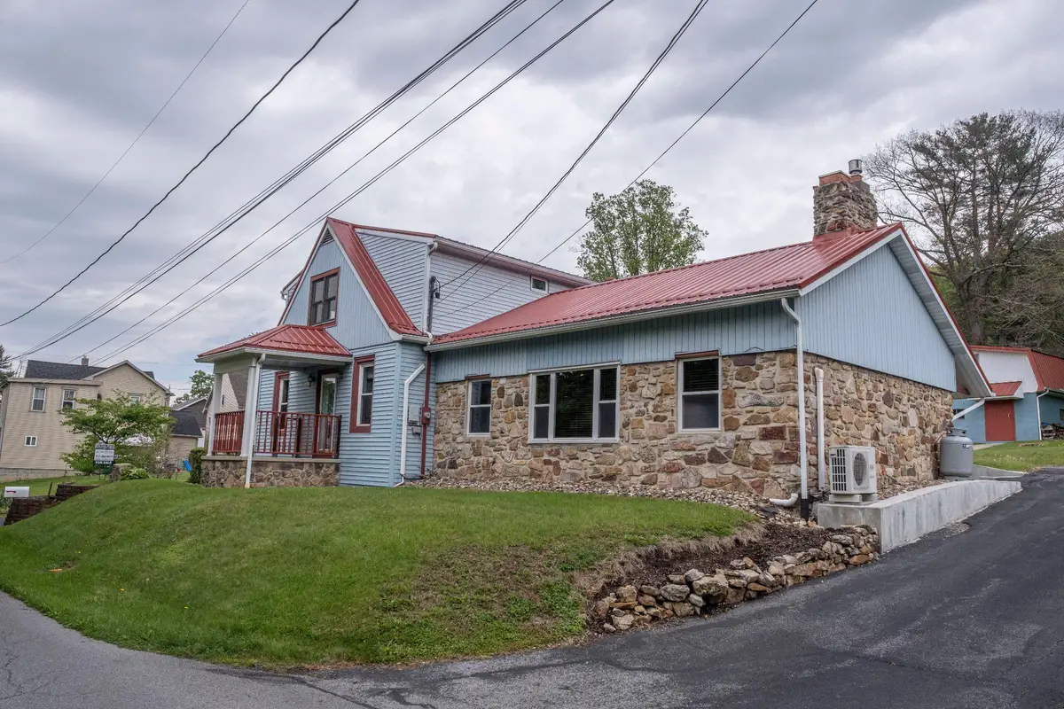 540 Wood St, Burnham, PA 17009 - #1
