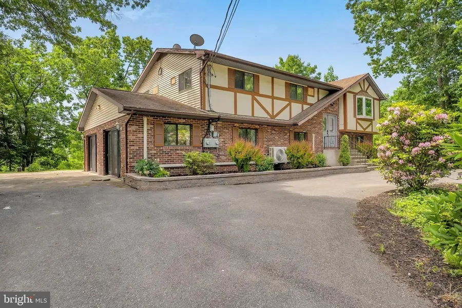 86 Lower Lakeview Dr, East Stroudsburg, PA 18302 - Image #2