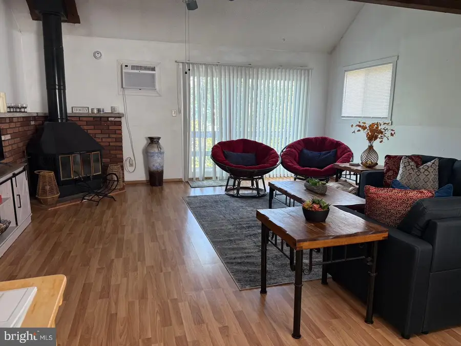 142 Cross Country Ln, Tannersville, PA 18372 - Image #2