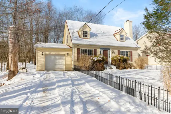 462 Country Place Dr, TOBYHANNA, PA 18466