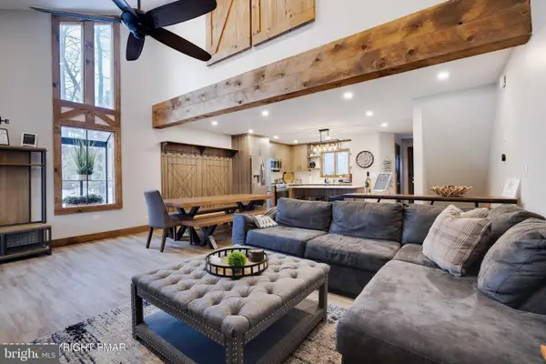 19 Ski Side Dr, TANNERSVILLE, PA 18372