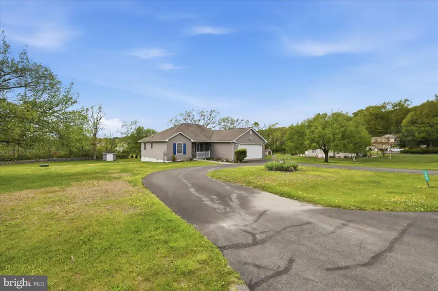 166 Regency Ln, Brodheadsville, PA 18322 - #3