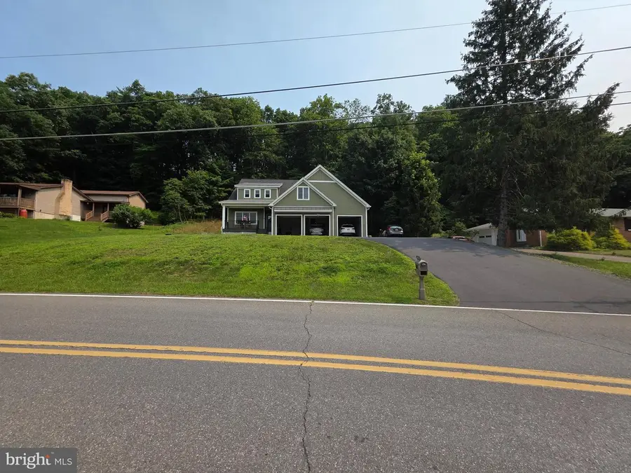 165 W Hills Dr, Stroudsburg, PA 18360 - #2