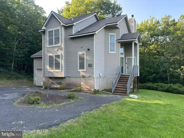 2210 Camelback Dr, TANNERSVILLE, PA 18372