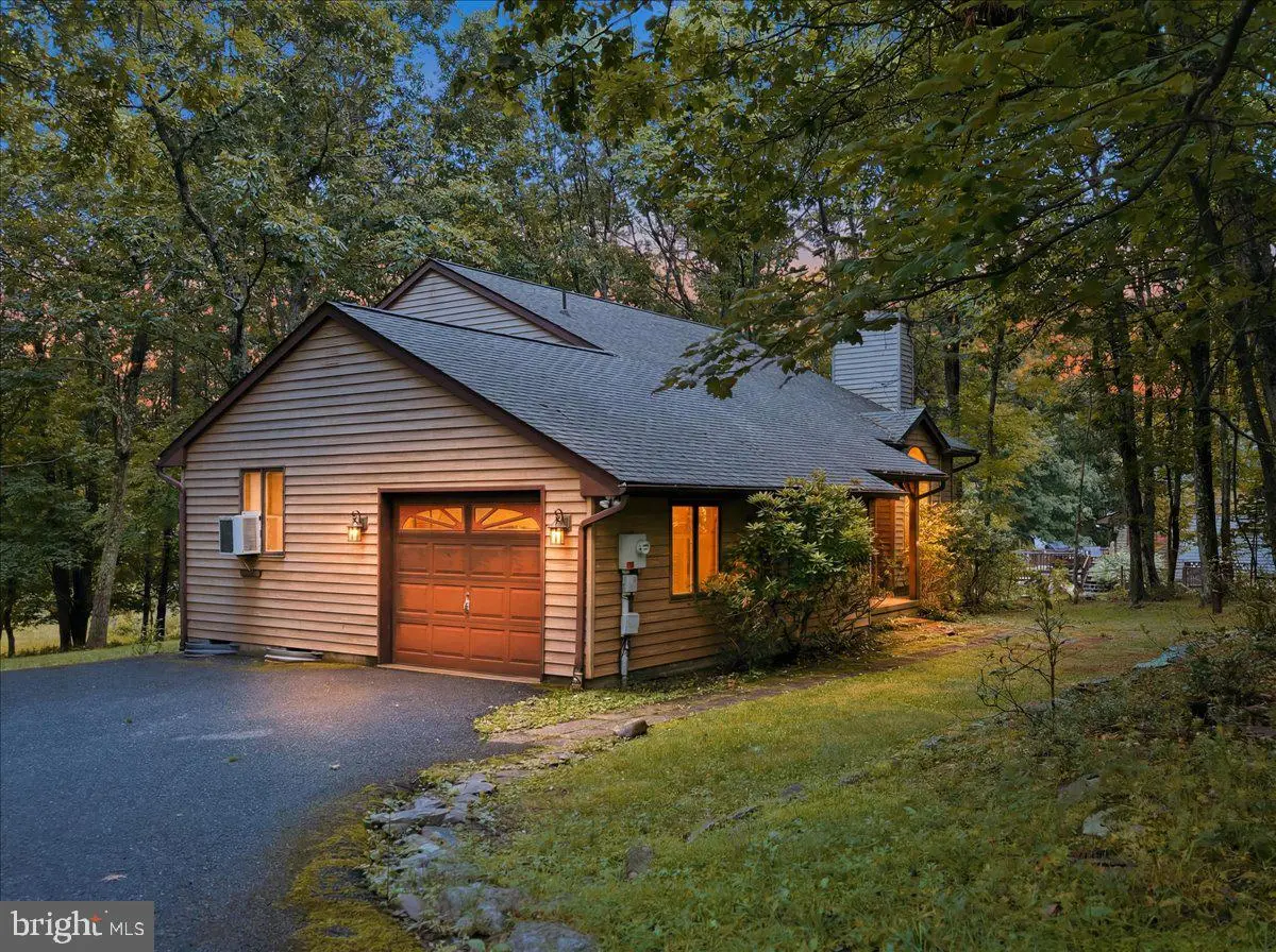 408 Longview Dr, Stroudsburg, PA 18360 - #1