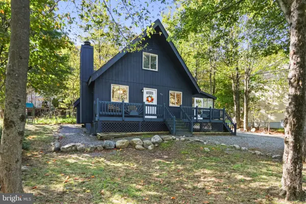 9820 Deerwood Dr, TOBYHANNA, PA 18466